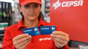 Cepsa despide a una trabajadora tras detectar que se quedaba los puntos de la tarjeta Carrefour de los clientes
