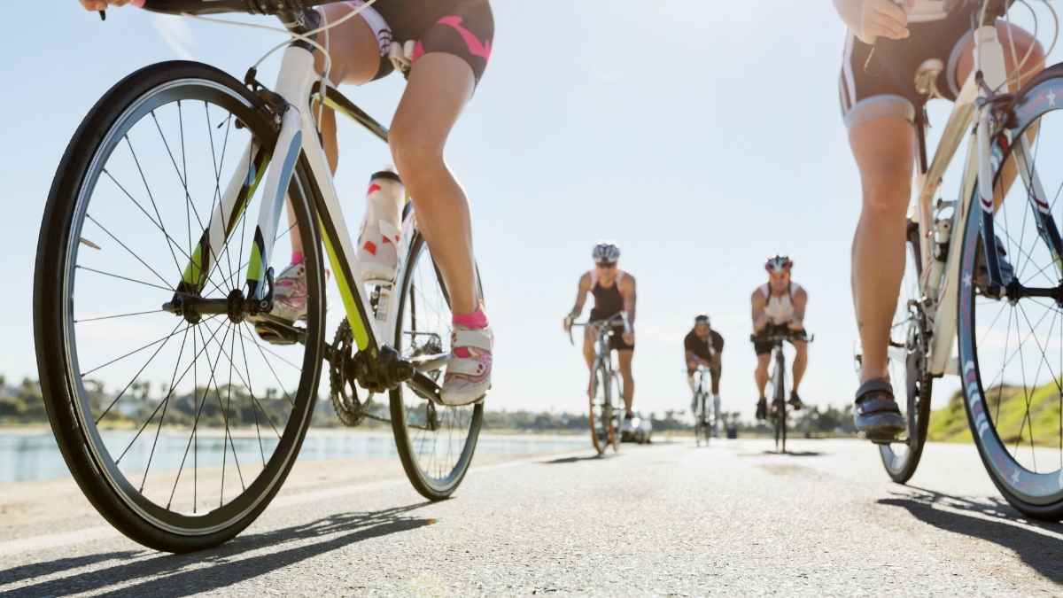 Grupo de ciclistas circulando por carretera, en una imagen relacionada con los cambios del BOE sobre arcenes y carriles bici