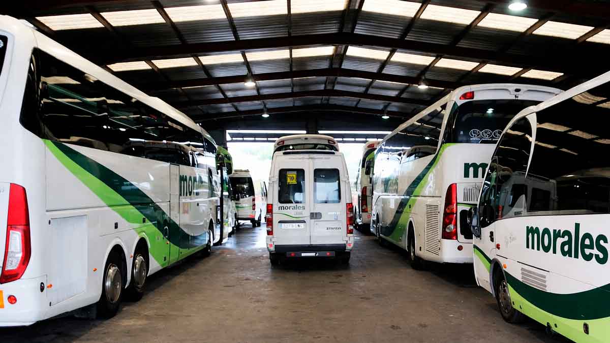 Garaje de Viajes Morales en León con varios autobuses estacionados mostrando su flota de transporte antes del cierre por jubilación