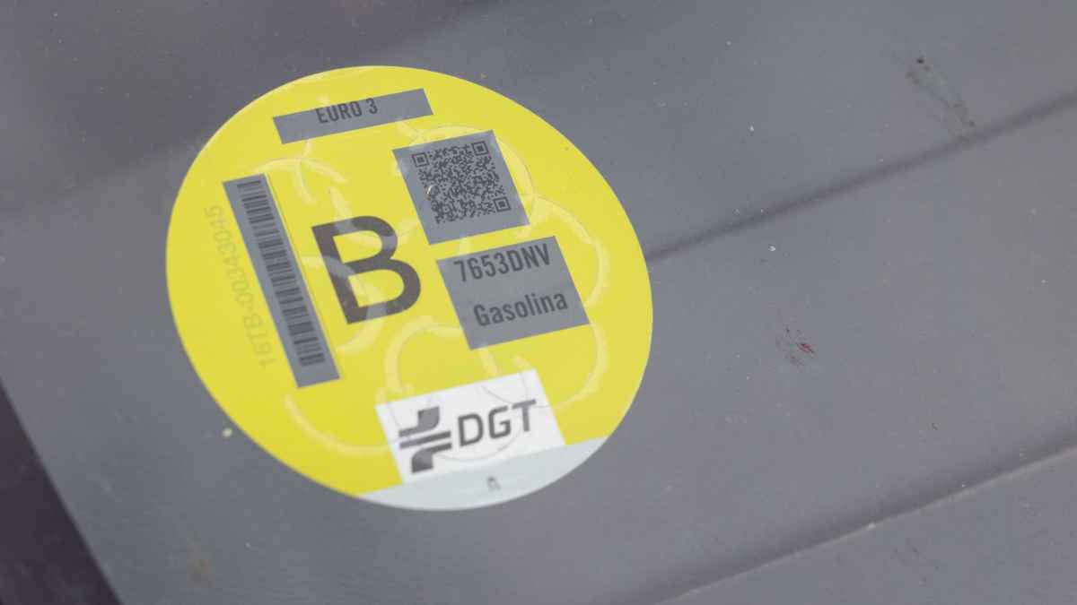 Etiqueta ambiental B de la DGT adherida en el parabrisas de un coche de gasolina Euro 3