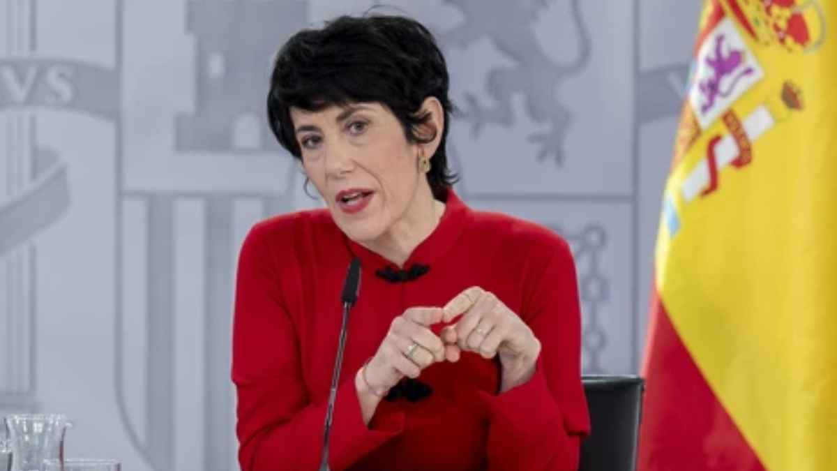 Representante del Gobierno explicando las nuevas semanas de permiso pagado para conciliar trabajo y familia.