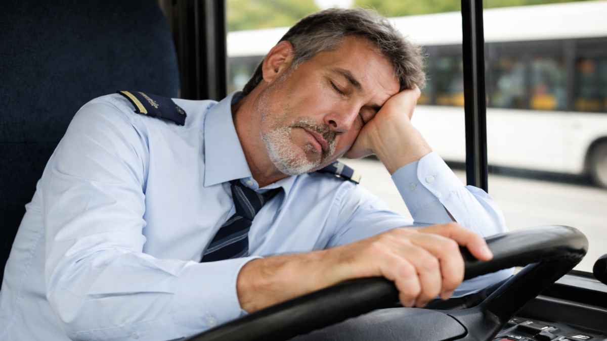 Conductor de autobús dormido al volante durante su jornada laboral, imagen relacionada con un caso de incapacidad permanente
