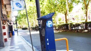Un controlador de la zona azul es despedido de su trabajo por aparcar sin pagar y usando una tarjeta de movilidad reducida ajena