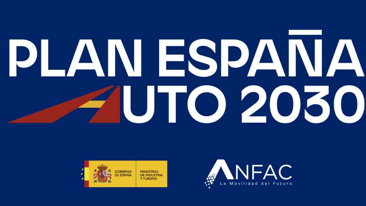 Logotipo del Plan España Auto 2030 sobre fondo azul, con emblemas del Gobierno de España, Ministerio de Industria y Turismo y ANFAC.