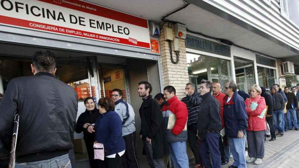 Personas esperando en una oficina de empleo para realizar trámites relacionados con el cobro del paro