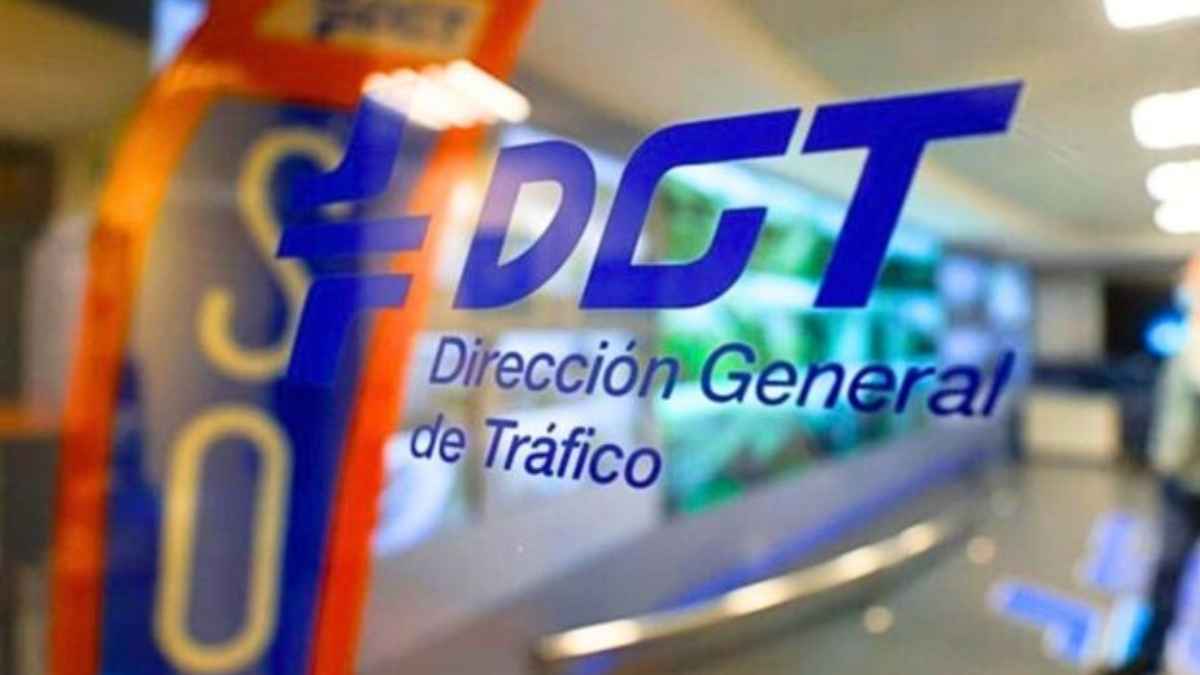 Logo de la DGT en una oficina de Tráfico relacionada con el cambio de velocidad en autopistas