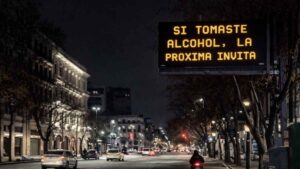 Lo despiden y se toma la justicia por su mano cambiando carteles luminosos de la carretera con mensajes que rozan lo surrealista: “Si tomaste alcohol, la próxima invita”