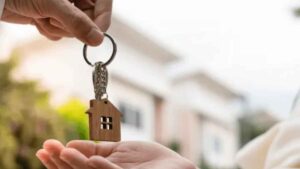 Hacienda: esta es la condición que permite donar la vivienda a los hijos sin pagar IRPF si tienes más de 65 años