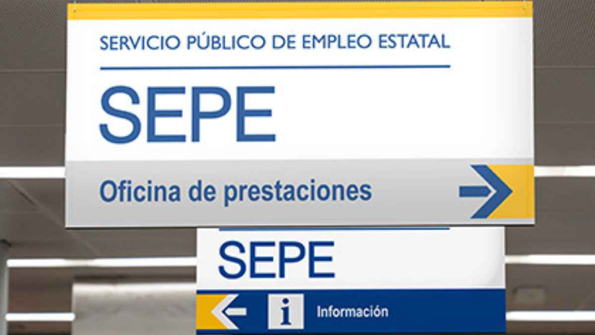 Cartel del SEPE en una oficina de prestaciones donde se gestionan ayudas por desempleo y subsidios en 2026