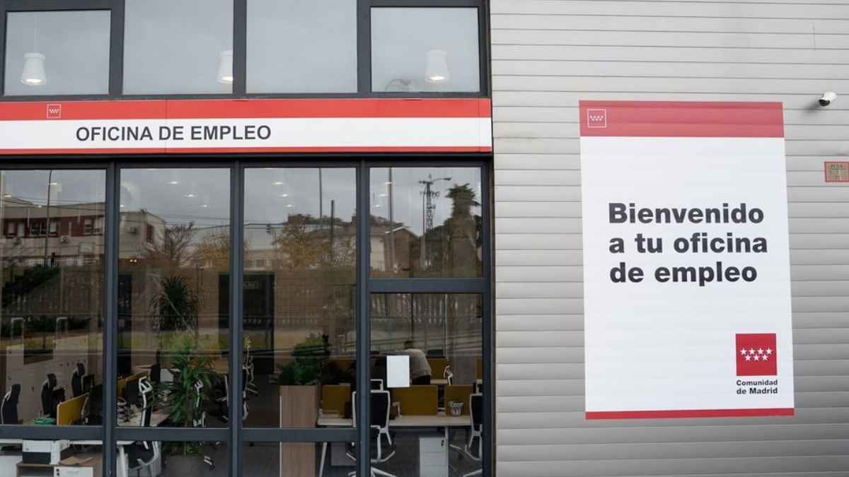 Oficina de empleo en la Comunidad de Madrid con cartel que dice "Bienvenido a tu oficina de empleo"