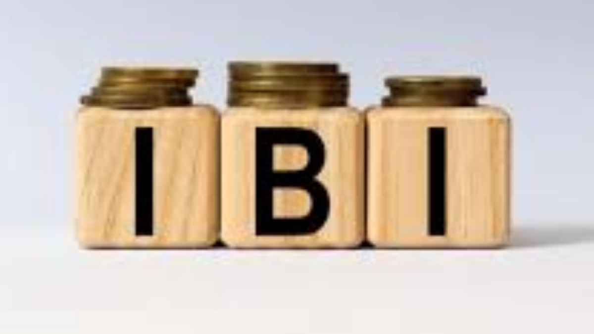 Bloques de madera con las letras IBI y monedas, en referencia al pago del impuesto en el alquiler