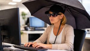 Una empleada casi ciega trabajaba con gorra, gafas de sol e incluso un paraguas: la Justicia le quitó la incapacidad y tuvo que volver a su puesto