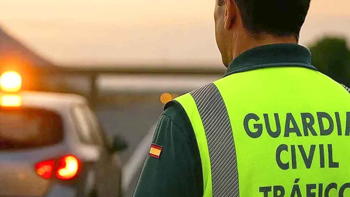 Guardia Civil de Tráfico controla un coche en carretera tras la entrada en vigor de las sanciones por no llevar baliza V16