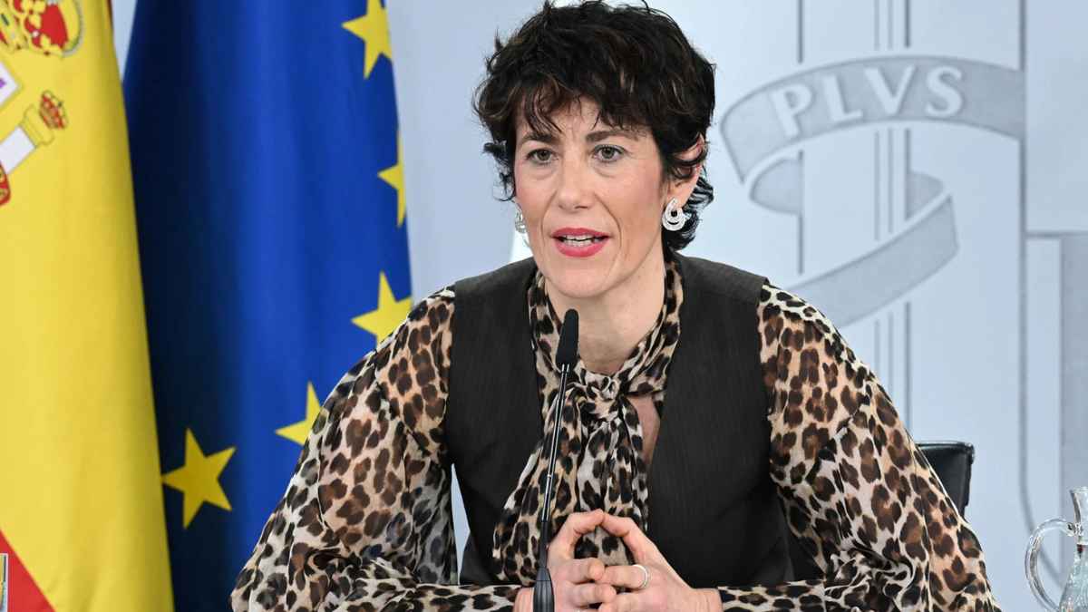 Representante del Gobierno durante una rueda de prensa con las banderas de España y de la Unión Europea al fondo