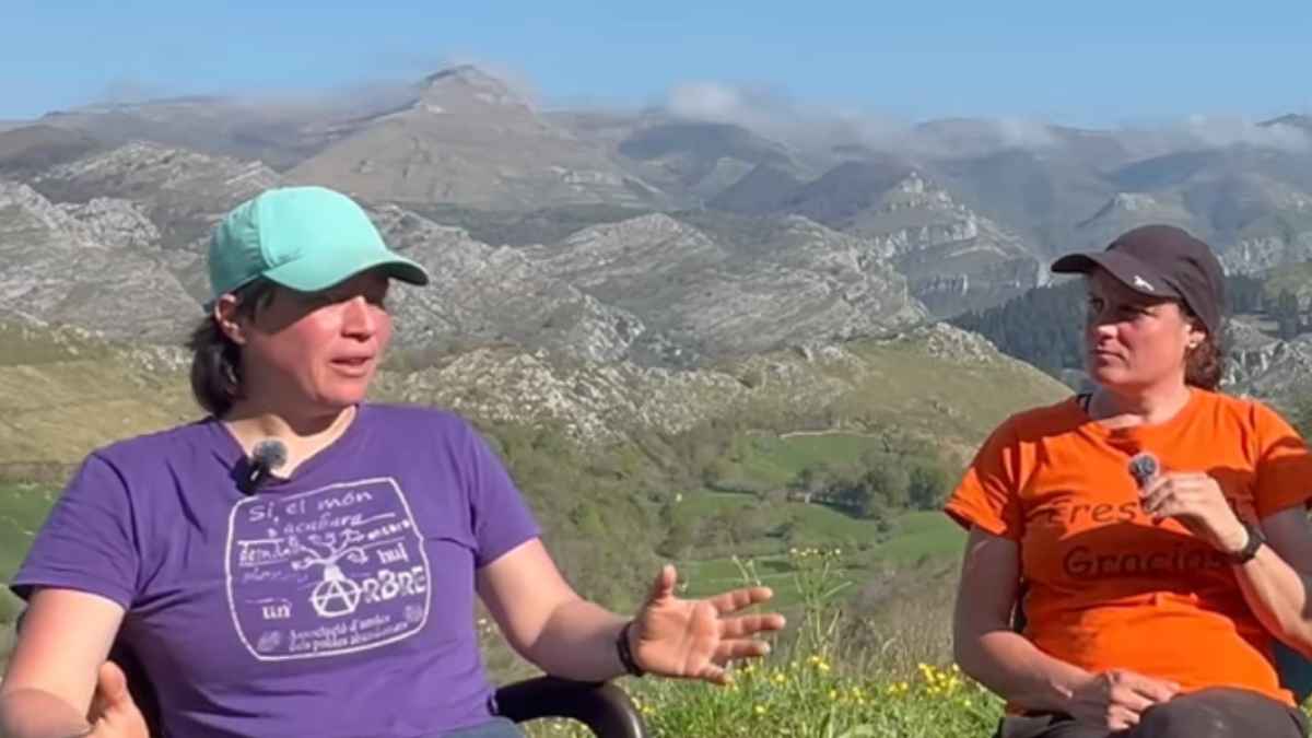 Dos mujeres sentadas al aire libre en la montaña cántabra explican su vida en una antigua cuadra restaurada como vivienda