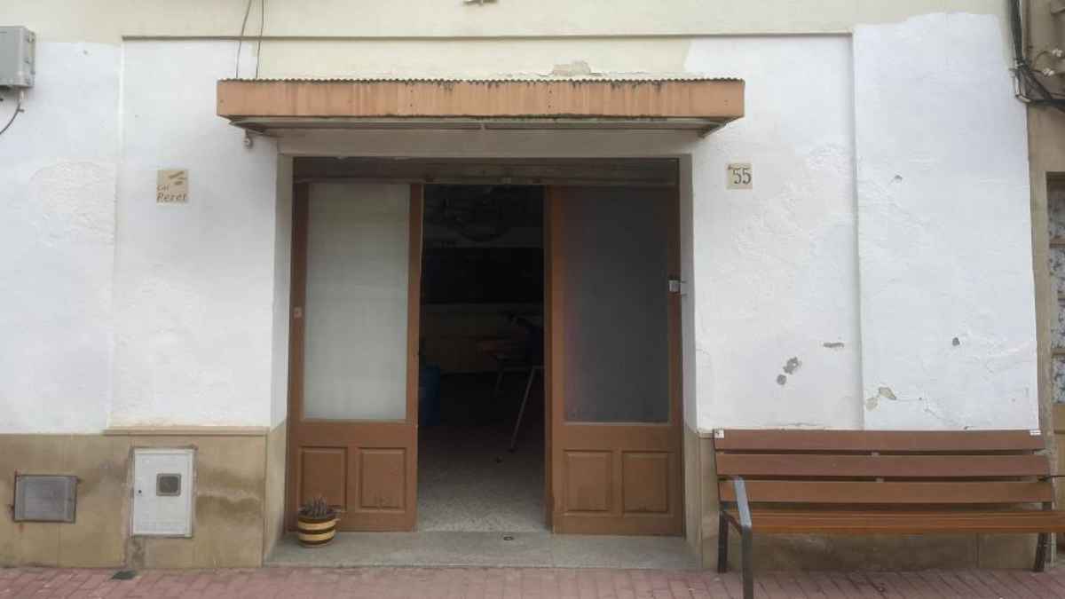 Fachada del local que reabrirá como tienda de víveres en Castellolí (Barcelona)