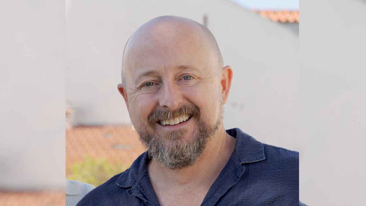 Hombre jubilado sonriente que se retiró a los 41 años y ahorra más de 4.000 euros al mes viviendo en el extranjero