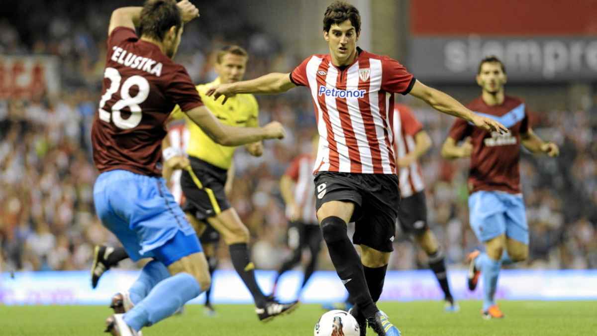Jugador del Athletic Club controla el balón ante un rival durante un partido, imagen relacionada con la pensión vitalicia de 1.600 euros.