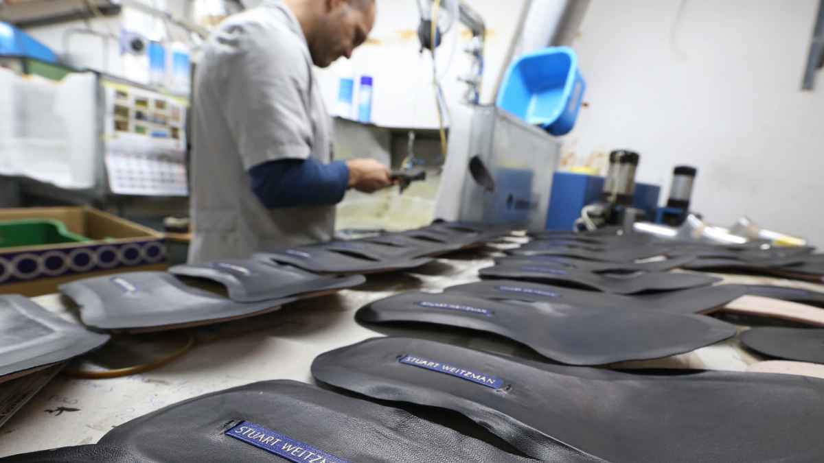 Operario trabajando en la fábrica de calzado Stuart Weitzman en Petrer antes de su cierre definitivo