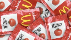 La Unión Europea pone fin a los sobres de kétchup y mayonesa en 2026: estos son los cambios que notarás en restaurantes y hoteles