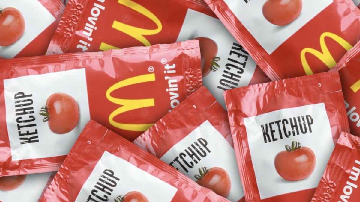 Bandeja con sobres individuales de kétchup, mayonesa y mostaza en un restaurante antes de su prohibición en 2026 por normativa europea.