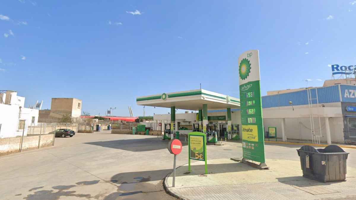 Gasolinera BP cerrada en avenida Sierra Alhamilla de Almería junto al estadio