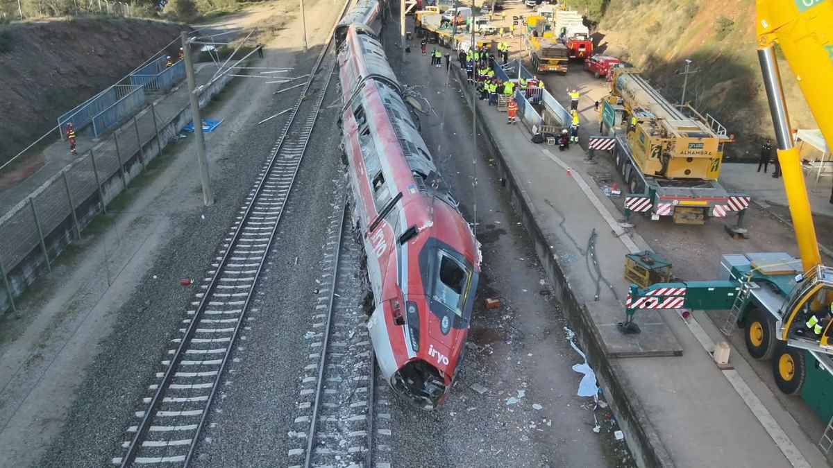 Tren descarrilado con equipos de emergencia tras los accidentes ferroviarios de Adamuz y Gélida