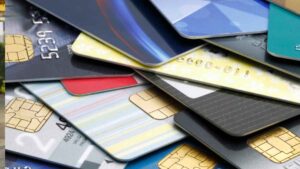 El Gobierno prohíbe a los bancos expedir tarjetas o ampliar el límite sin que el cliente lo pida: qué cambia y cómo te afecta