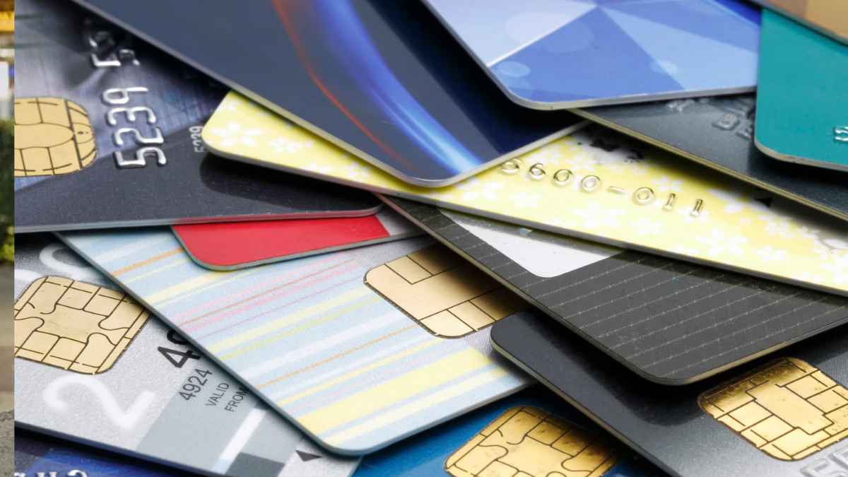 tarjetas de crédito apiladas que ilustran la prohibición del Gobierno a los bancos de emitirlas sin consentimiento