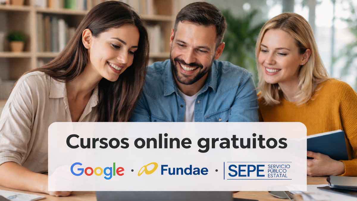 Tres personas sonríen frente a un portátil con el cartel "Cursos online gratuitos" y los logotipos de Google, Fundae y SEPE