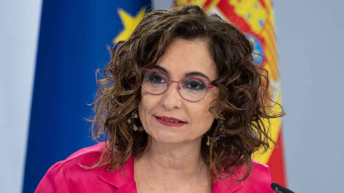 Ministra de Hacienda durante una rueda de prensa oficial sobre la titularidad de cuentas bancarias y herencias