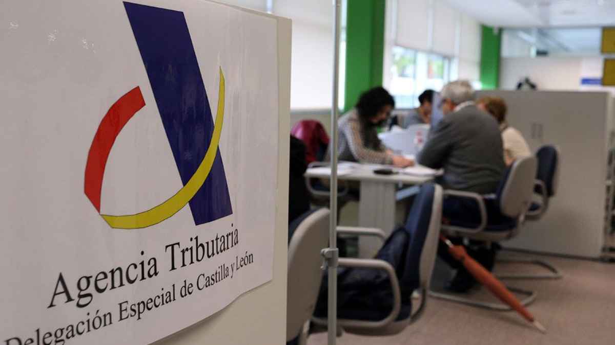 Oficina de la Agencia Tributaria con ciudadanos siendo atendidos en Castilla y León