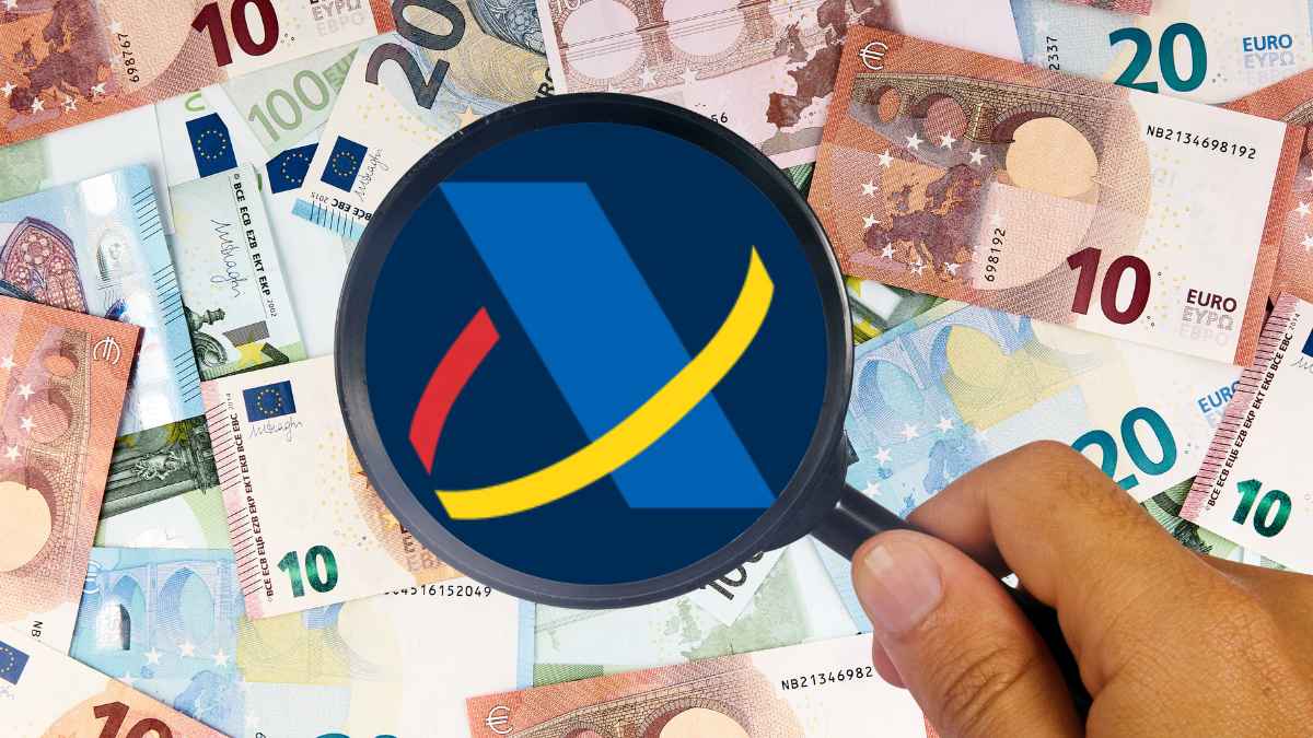 Lupa sobre el logo de Hacienda con billetes de euro de fondo