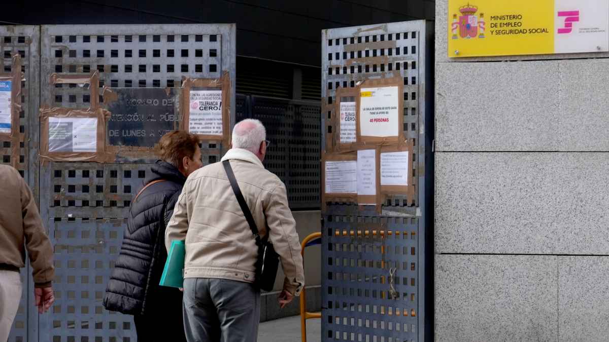 Personas mayores accediendo a una oficina de la Seguridad Social para informarse sobre la jubilación anticipada a los 61 años en 2026