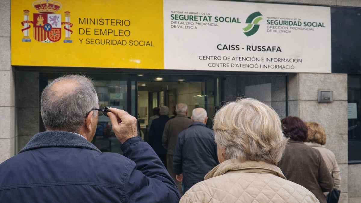 El Ministerio de Empleo y Seguridad Social en Valencia, con una pareja de jubilados esperando para entrar en la oficina