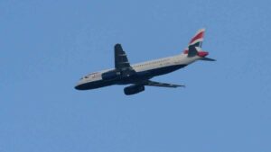 La Justicia restituye una pensión de 1.227,71 euros a una auxiliar de vuelo tras la revisión del INSS