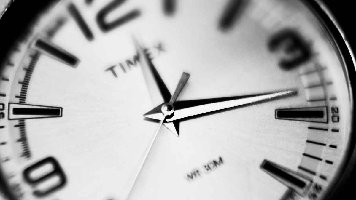 Reloj marcando la hora como símbolo de puntualidad en el trabajo y despido por impuntualidad