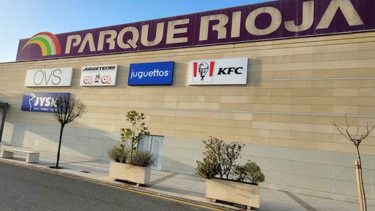 Fachada del centro comercial Parque Rioja en Logroño con los rótulos de Juguetecas y otras tiendas.