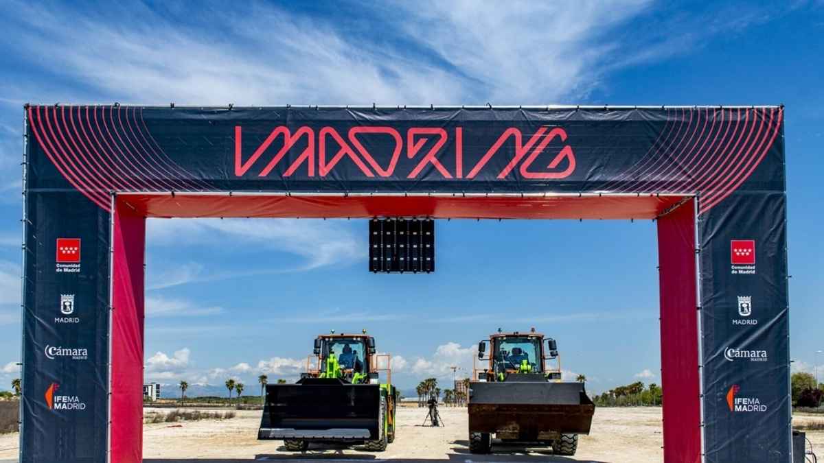 Pórtico de MadRing en las obras del futuro circuito urbano de F1 en Madrid, con maquinaria trabajando bajo un cielo despejado