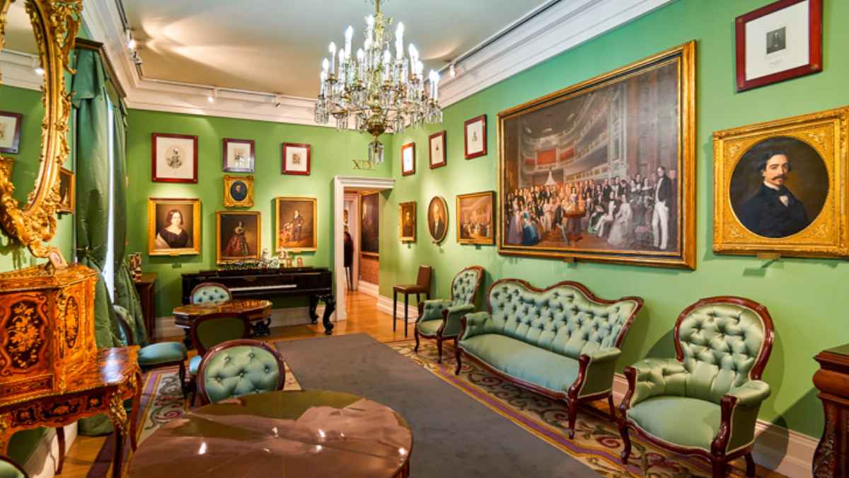 Interior del Museo Nacional del Romanticismo en Madrid con sala de estilo clásico, cuadros y mobiliario, tras el cierre temporal por deficiencias