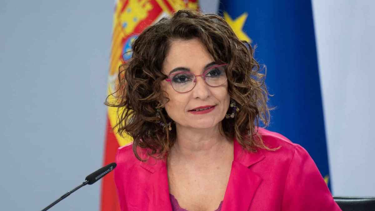 Debe describir la imagen de forma clara y accesible, incorporando el contexto informativo.