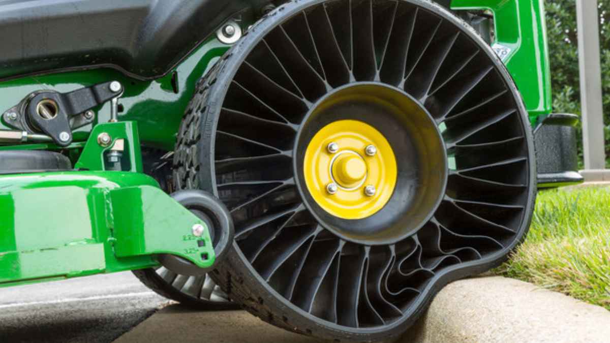 Neumático sin aire Michelin Tweel deformado sobre bordillo en vehículo utilitario
