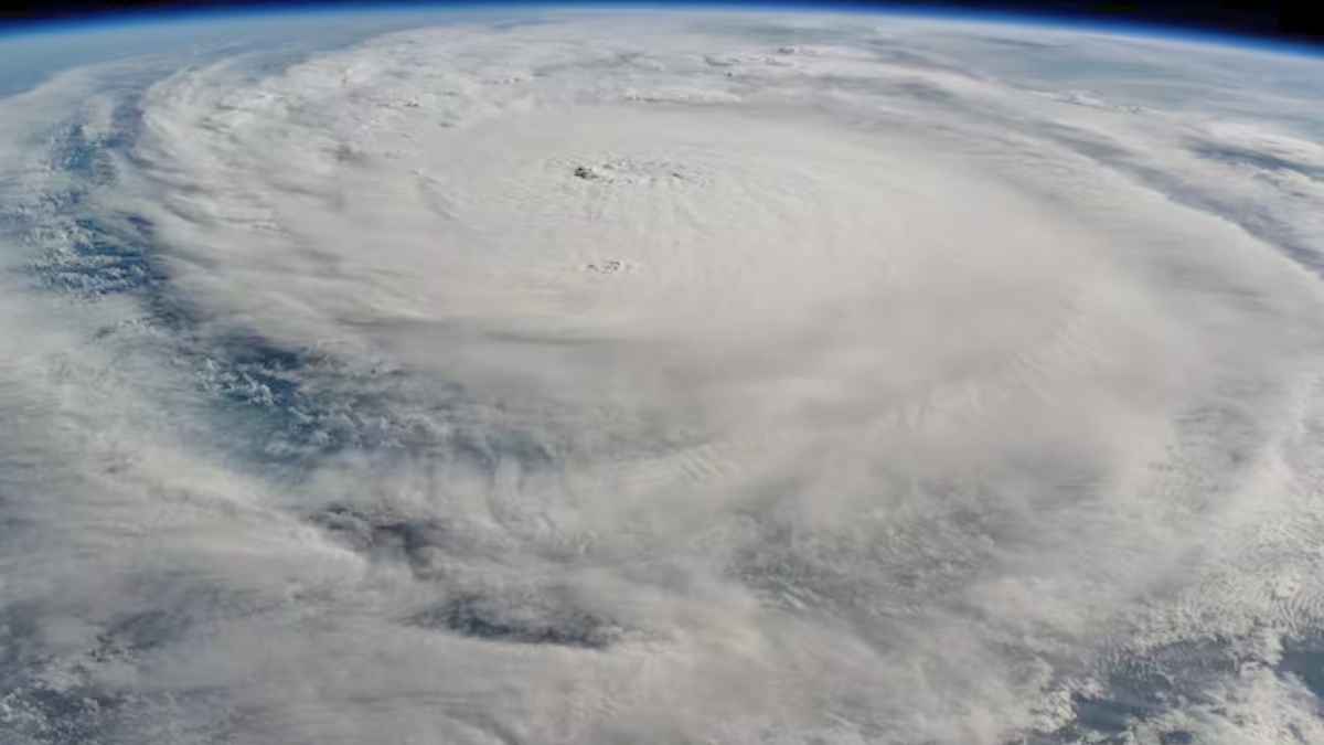 Imagen satelital de un huracán visto desde el espacio con su característico ojo