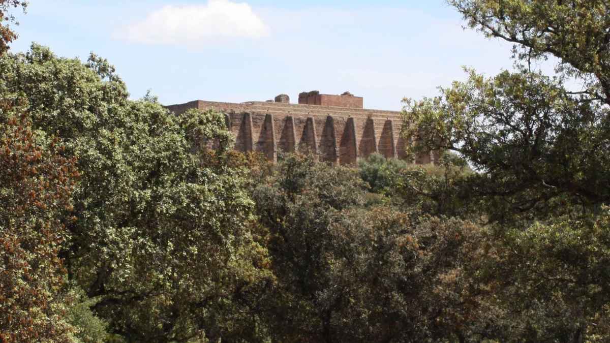 Santuario escalonado de Munigua entre encinas en Sierra Morena, cerca de Sevilla