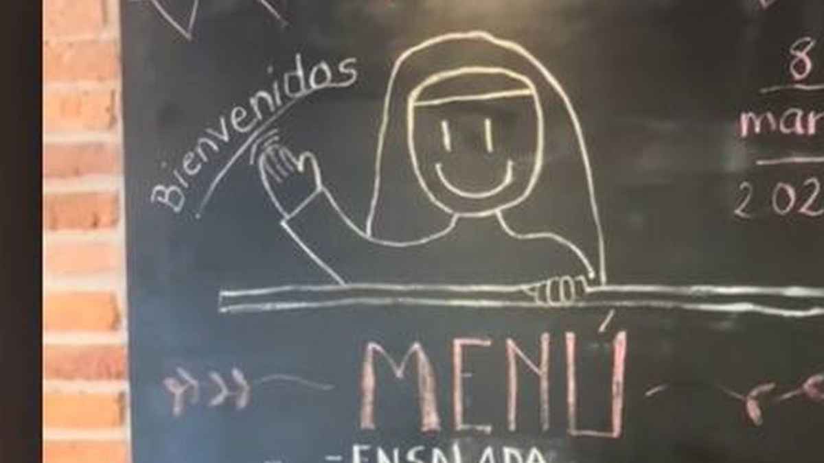 Pizarra del restaurante de las monjas en Arriondas con dibujo de una monja, mensaje de bienvenida y el texto Menú