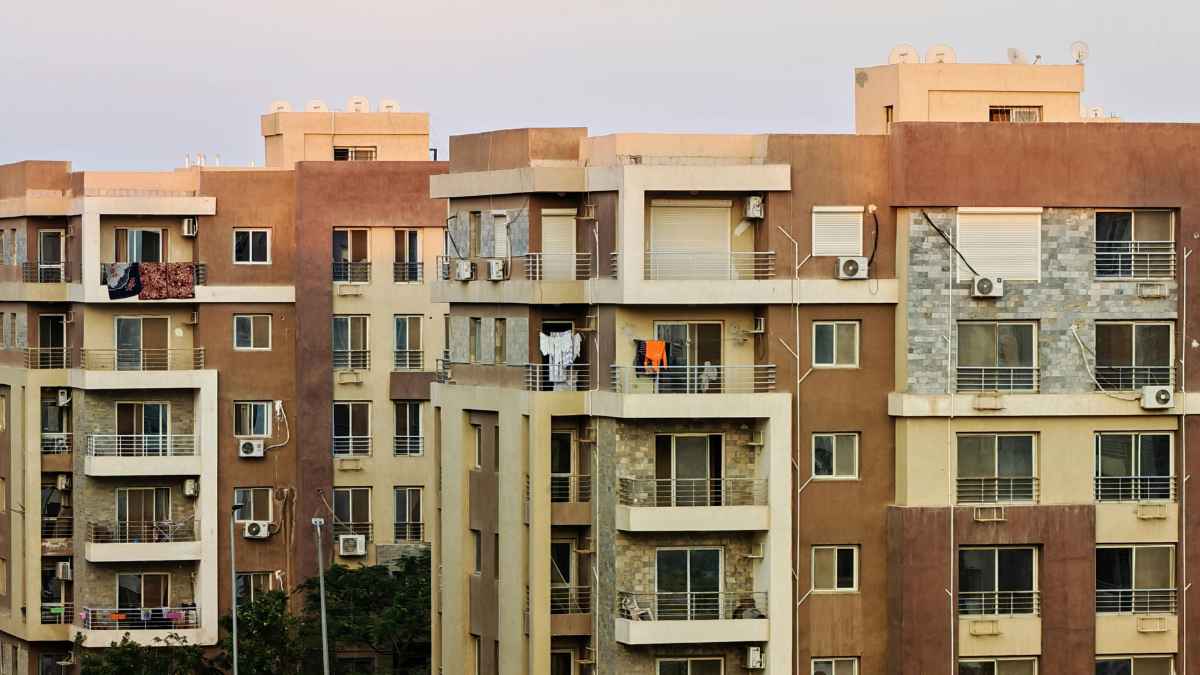 Edificio de viviendas con balcones en una comunidad de vecinos ante la nueva norma del alquiler turístico