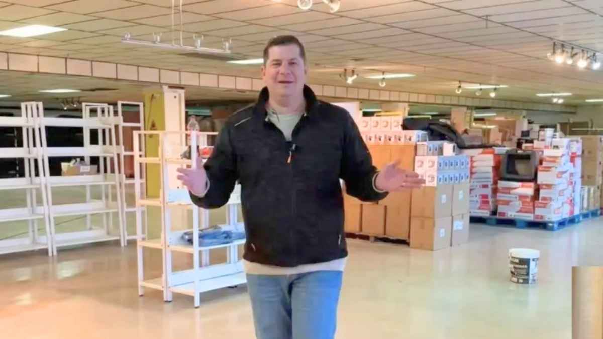 Interior del nuevo outlet en Toledo con estanterías y palés de productos en liquidación y paquetes de Amazon