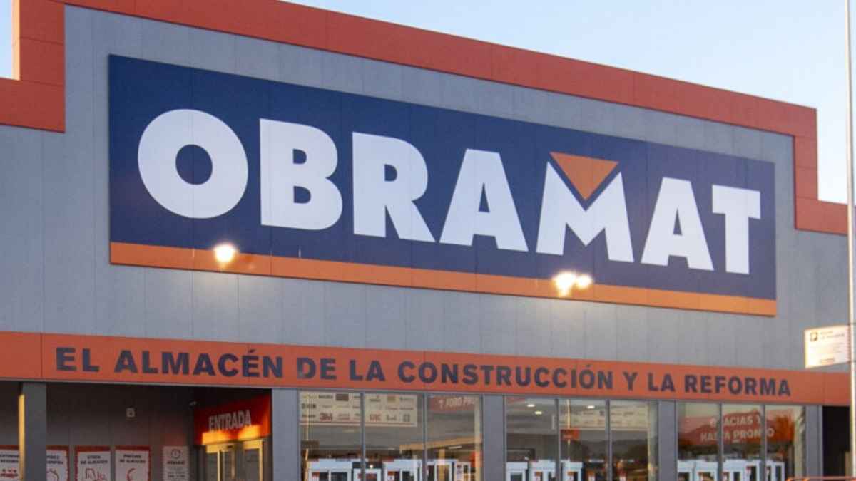 Fachada del nuevo almacén de Obramat en Ourense, con el logo de la empresa y la frase 'El almacén de la construcción y la reforma' destacada