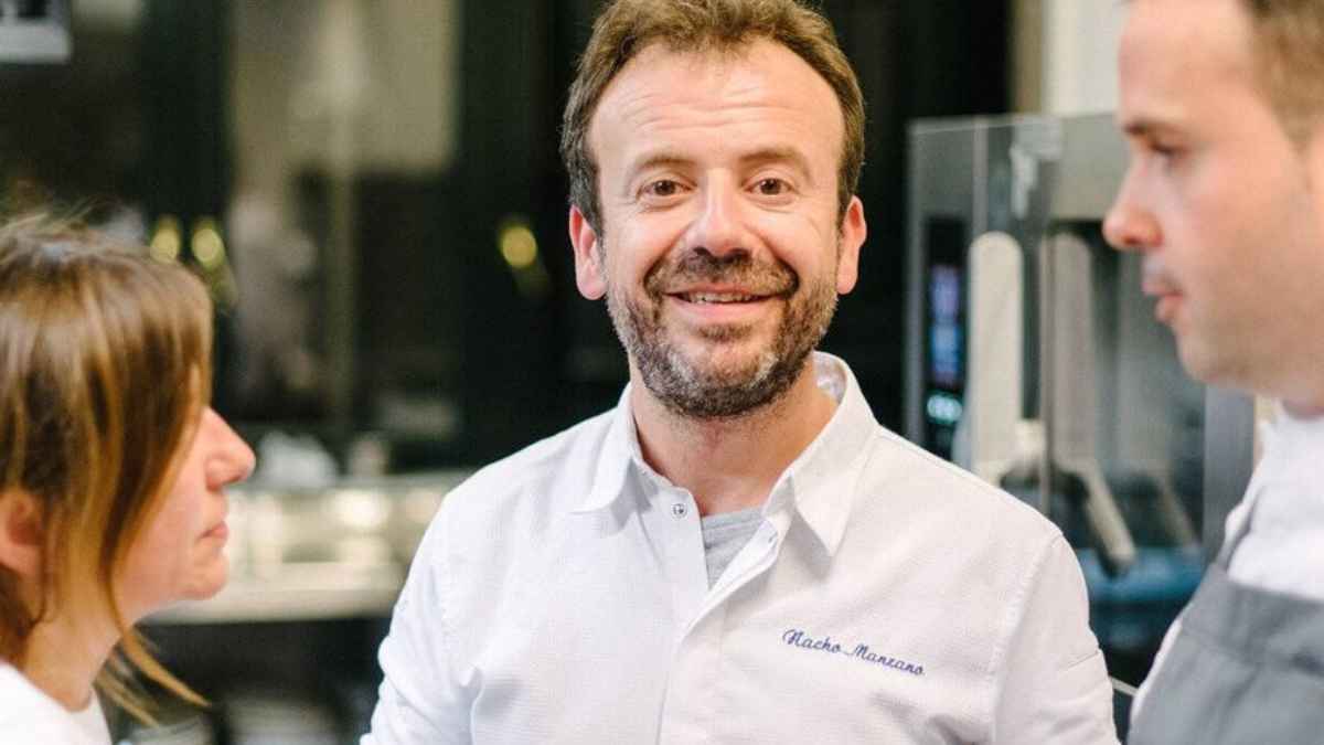 El chef Nacho Manzano en cocina, relacionado con el cierre del restaurante NM con estrella Michelin en Oviedo