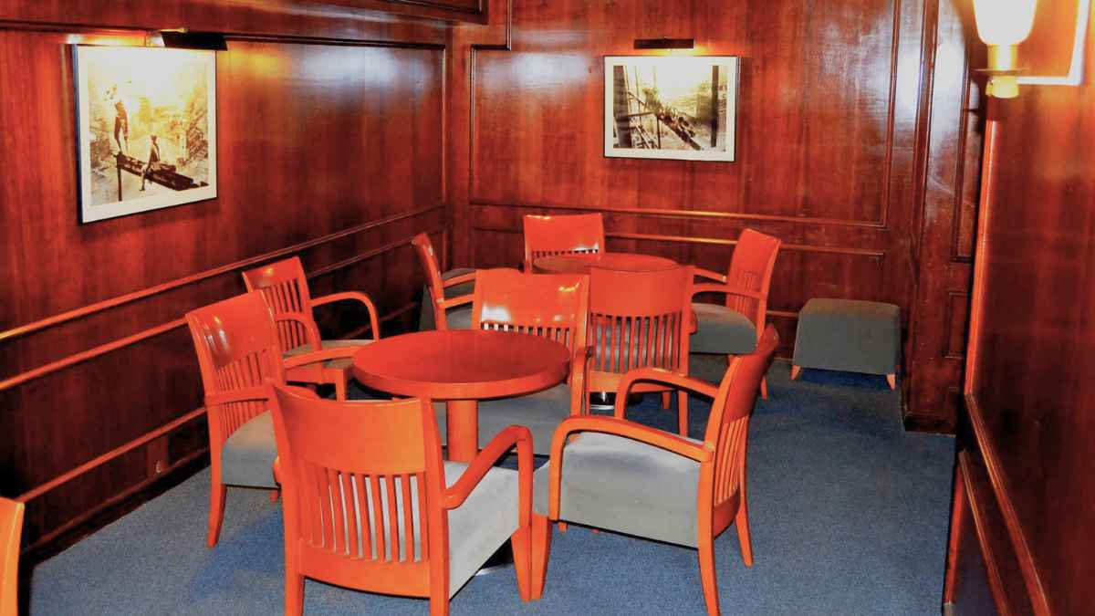 Interior del Parlamento Bar de Murcia vacío tras su cierre definitivo por la jubilación de su propietario